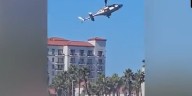 Impactante accidente en California: un helicóptero se estrelló en una concurrida avenida de Huntington Beach y hay al menos cinco heridos