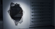 Hacen hoyo en la pared de famosa tienda y roban celulares de alta gama; así lucen los malhechores