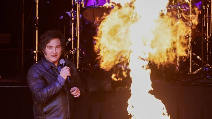 Milei muta en estrella de rock y se da un baño de masas en plena crisis política argentina