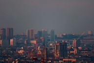 EU auto group pushes hybrids, e-fuels in CO2 emission goal review