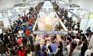 Numerosas personas colmaron el Galpón G del Paseo Costanero durante la segunda edición del Festival Regional del Alfajor