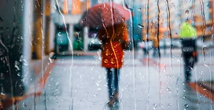 ¿Te agarró la lluvia en la calle? Esto es lo que debes (y no debes) hacer