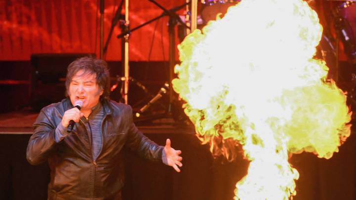 The Guardian prende fuego a Milei: "Se hace pasar por estrella de rock"