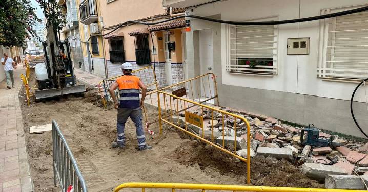Fuengirola renueva las infraestructuras hídricas soterradas de la calle Reyes Católicos