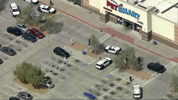 Dallas shooting in area of Wheatland Towne Crossing shopping center off I