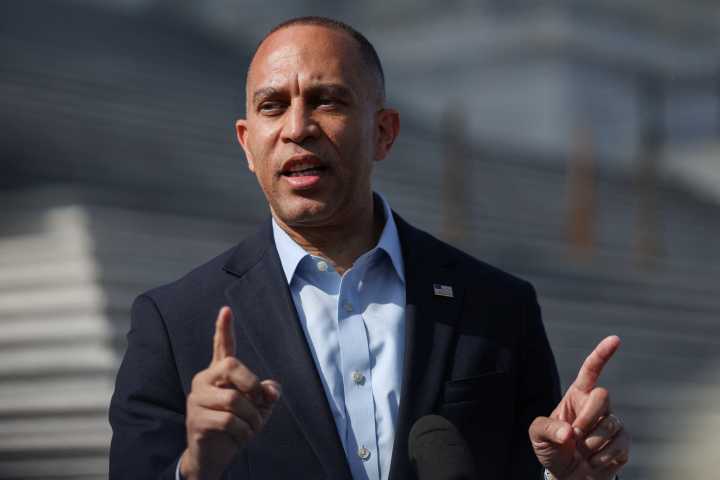 Hakeem Jeffries backs Zohran Mamdani for NYC mayor
