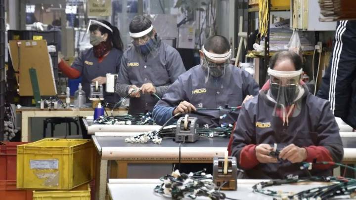 La industria cayó 4,4% en agosto, con retrocesos en casi todos los sectores