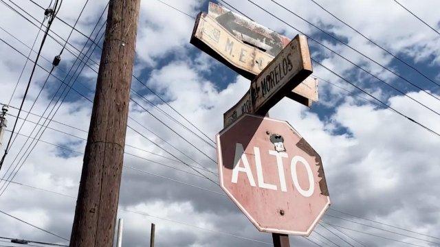 Exigen vecinos del centro de Ramos Arizpe cambio de señalética tras años de deterioro