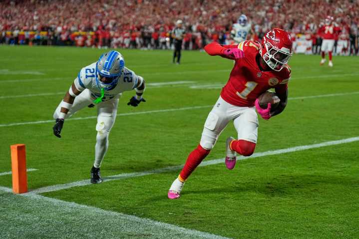 PFF grades, snap counts: Lions plagued by mistakes on both sides of the ball