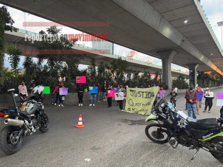 FAMILIARES Y AMIGOS BLOQUEAN PERIFÉRICO NORTE, POR LA DESAPARICIÓN DE KIMBERLY EN NAUCALPAN