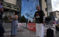 Galería.- Exigen deudos justicia afuera de funeraria Latinoamericana
