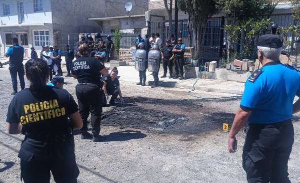 La policía tiene el 20% del cuerpo quemado