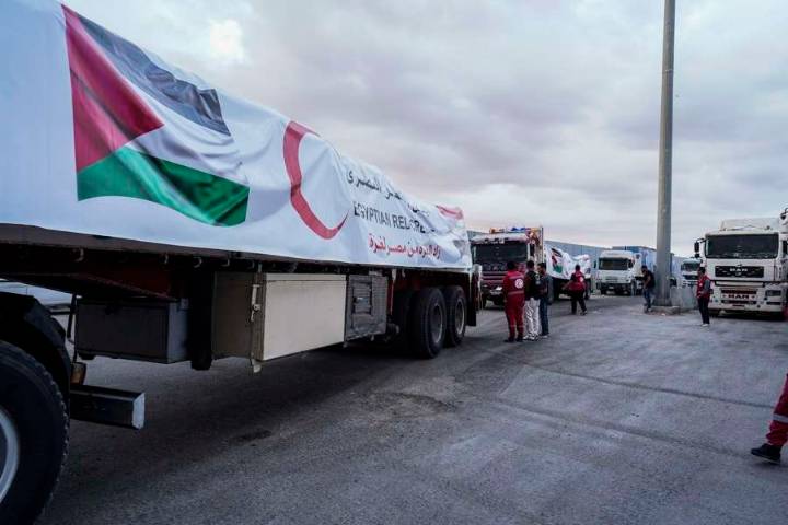 Camiones con ayuda humanitaria empiezan a ingresar a Gaza desde Egipto