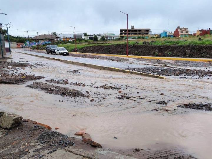 Fuertes lluvias provocan que vecinos de Chignahuapan abandonen sus hogares