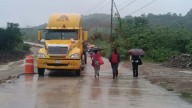 Bloquearon la vía estatal San Felipe – Huejutla por falta de luz