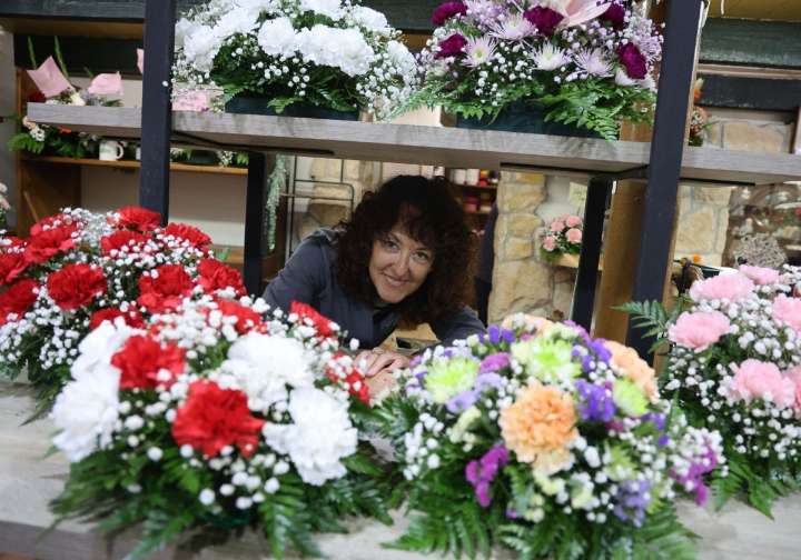 Las flores artificiales desbancan a las naturales en los cementerios de Gijón