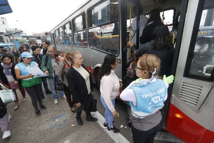 Lima: PNP reporta que transporte público circula con normalidad