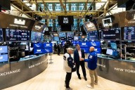 Dow Jones cede 0.1% mientras el Nasdaq y S&P 500 cierran en récord por el megacuerdo AMD
