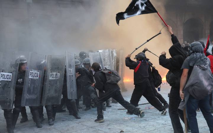 Marcha por 2 de Octubre deja fuertes enfrentamientos en el Zócalo