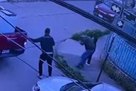 VIDEOS. Intento de portonazo a adulto mayor y su nieto fuera de colegio terminó en violento choque en Conchalí