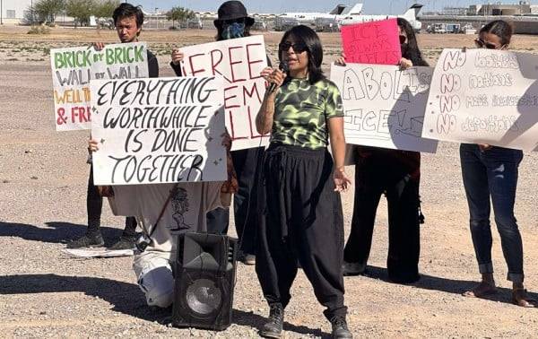 Celebran con marcha frente a ICE liberación de Xóchitl