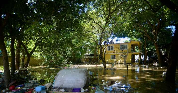 SEP suspende clases una semana por fuertes lluvias: ¿En qué estados aplica la medida?