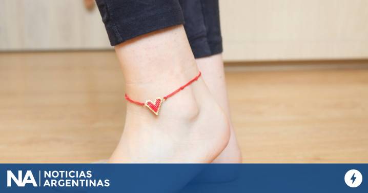 Qué significa llevar una pulsera roja en el tobillo, según la psicología