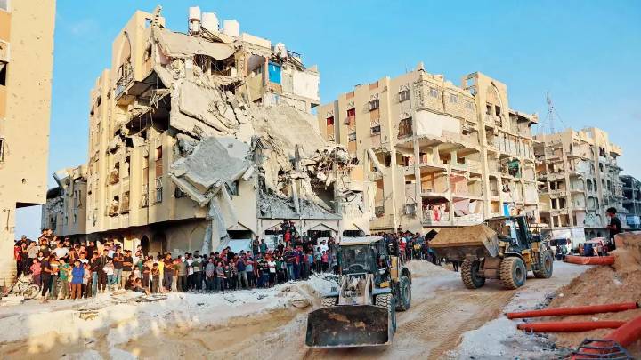 Renewed fighting tests Gaza ceasefire and Israel briefly halts aid