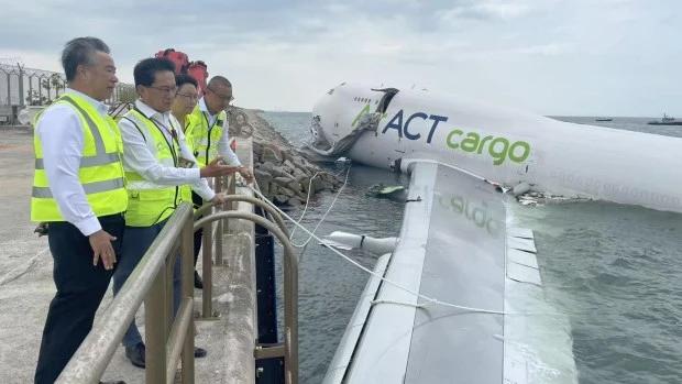 Un avión cayó al mar tras chocar con un vehículo en el aeropuerto de Hong Kong: dos muertos