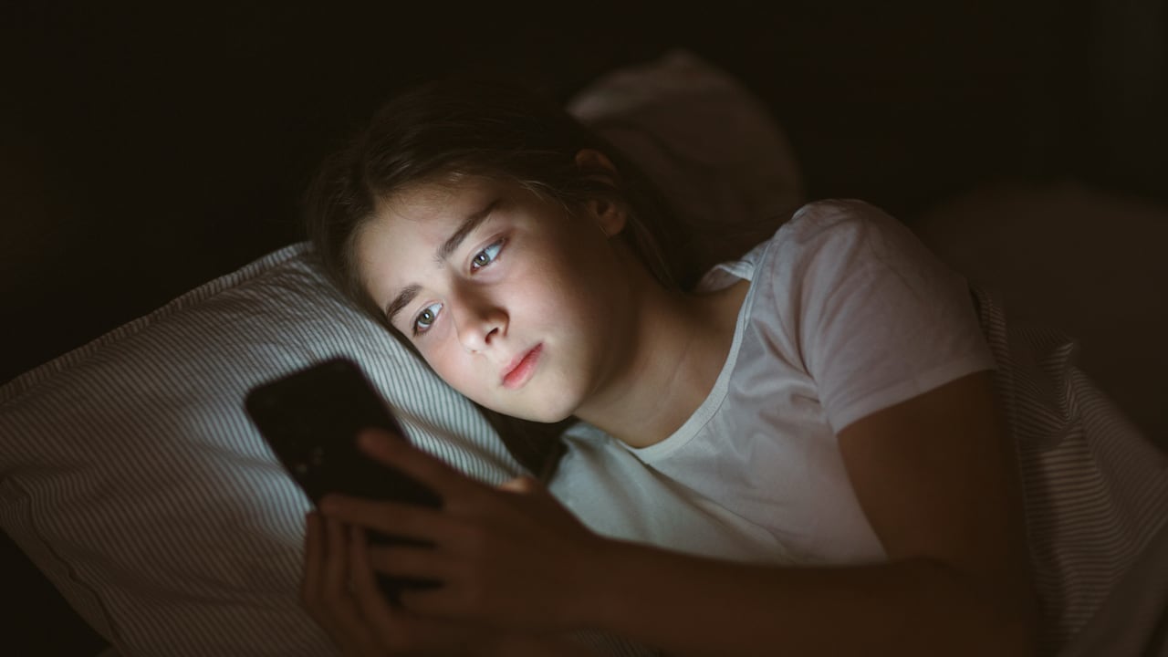 Estudio reveló los beneficios de prohibir el uso del celular en la noche a los adolescentes