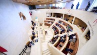 La detección precoz del cáncer de mama, los pisos turísticos y los eólicos, a debate este lunes en el Parlamento