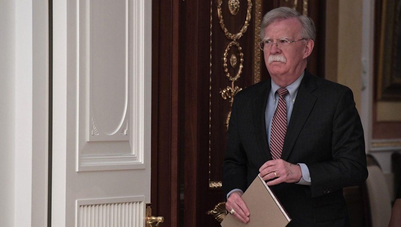 Exasesor de Trump, Bolton, se entrega tras ser acusado de manejo indebido de información clasificada