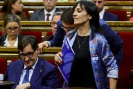 Nuevo choque entre Salvador Illa y Sílvia Orriols en el Parlament: "Su credibilidad es decir que es independentista y tener la bandera española en el Ayuntamiento de Ripoll"