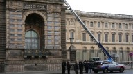 Ladrones asaltaron en “siete minutos” el museo más visitado en el mundo y se llevaron joyas de la corona francesa