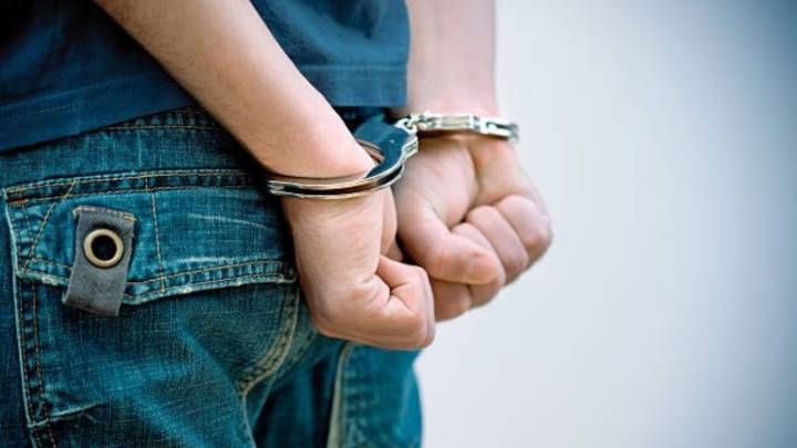 Detienen a niño de 11 años tras dispararle a su propia madre en CDMX
