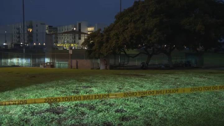 Oficiales de policía investigan tiroteo mortal en Linda Vista