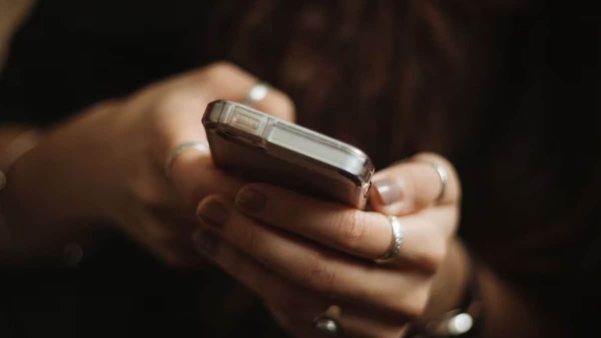 ‘She Is 39 & Incredibly Fit’: Woman Helps ‘Divorced Maasi’ With Bumble Profile, Internet Thinks It’s ‘Porn Plot’