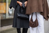 El bolso de ante marrón de las influencers es británico y español