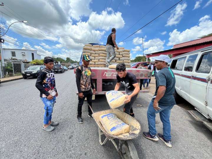 Cerro Azul distribuye 60 toneladas de cemento en la parroquia El Corozo de Maturín