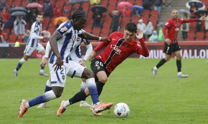 Etta Eyong lidera el ataque del Levante: máximo goleador, asistente y rematador