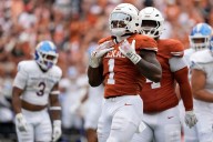 Deadspin | No. 9 Texas puts elite defense against Florida's anemic offense