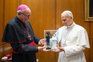 Arzobispo de Caracas entrega al Papa esculturas de José Gregorio y madre Carmen