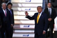 Trump llega a Tokio con honores imperiales y busca reforzar la alianza con Japón