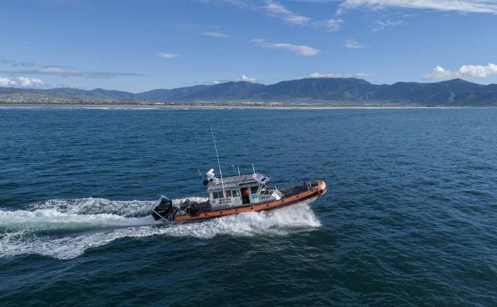 Las autoridades rescatan a 28 niños y adolescentes de un barco que se dirigía al norte de Sinaloa