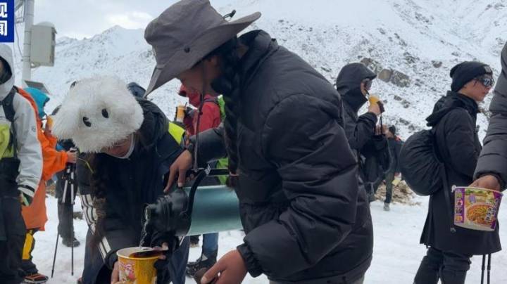 Cientos de personas quedan atrapadas en las laderas del monte Everest en esperan de ser rescatadas