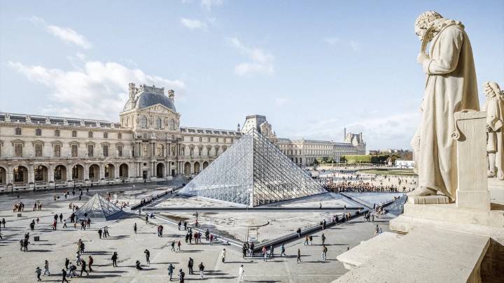 "Una vez que sean cortadas, nunca volveremos a ver esas piezas": un experto alerta tras el robo de las joyas de la Corona en el Louvre