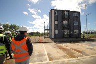 En solo 8 horas: inauguran edificio de vivienda social modular 100% en madera en La Araucanía