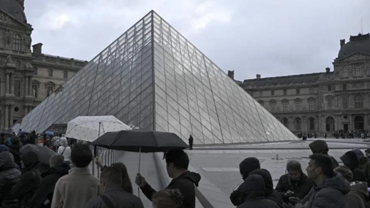 ¿Cuánto valen las joyas robadas del Museo del Louvre?