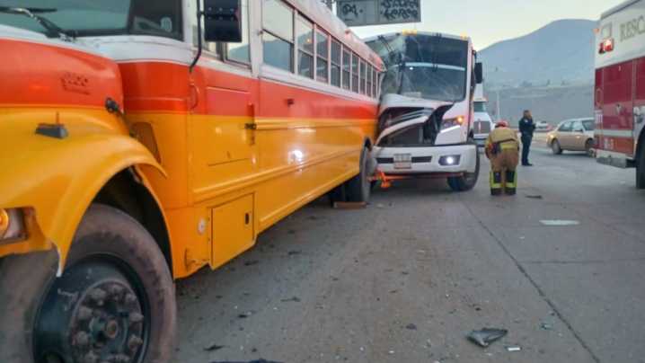 Camión de Personal Provoca Choque Múltiple en Bulevar 2000 de Tijuana; Hay Más de 20 Heridos