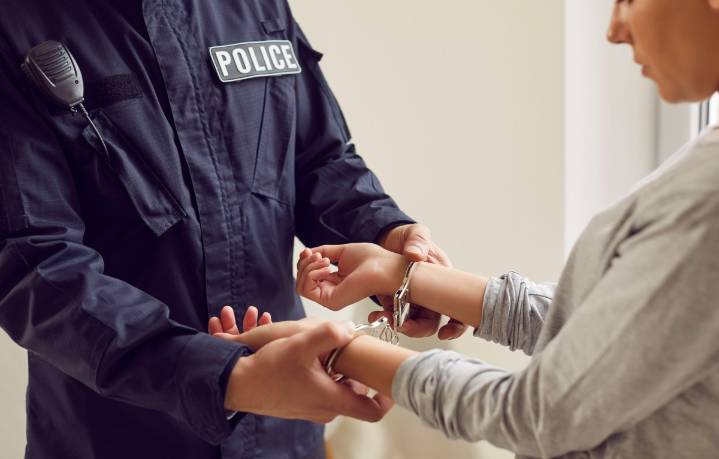 Mujer apuñala casi una docena de veces a una adolescente tras discusión por un celular en Miami